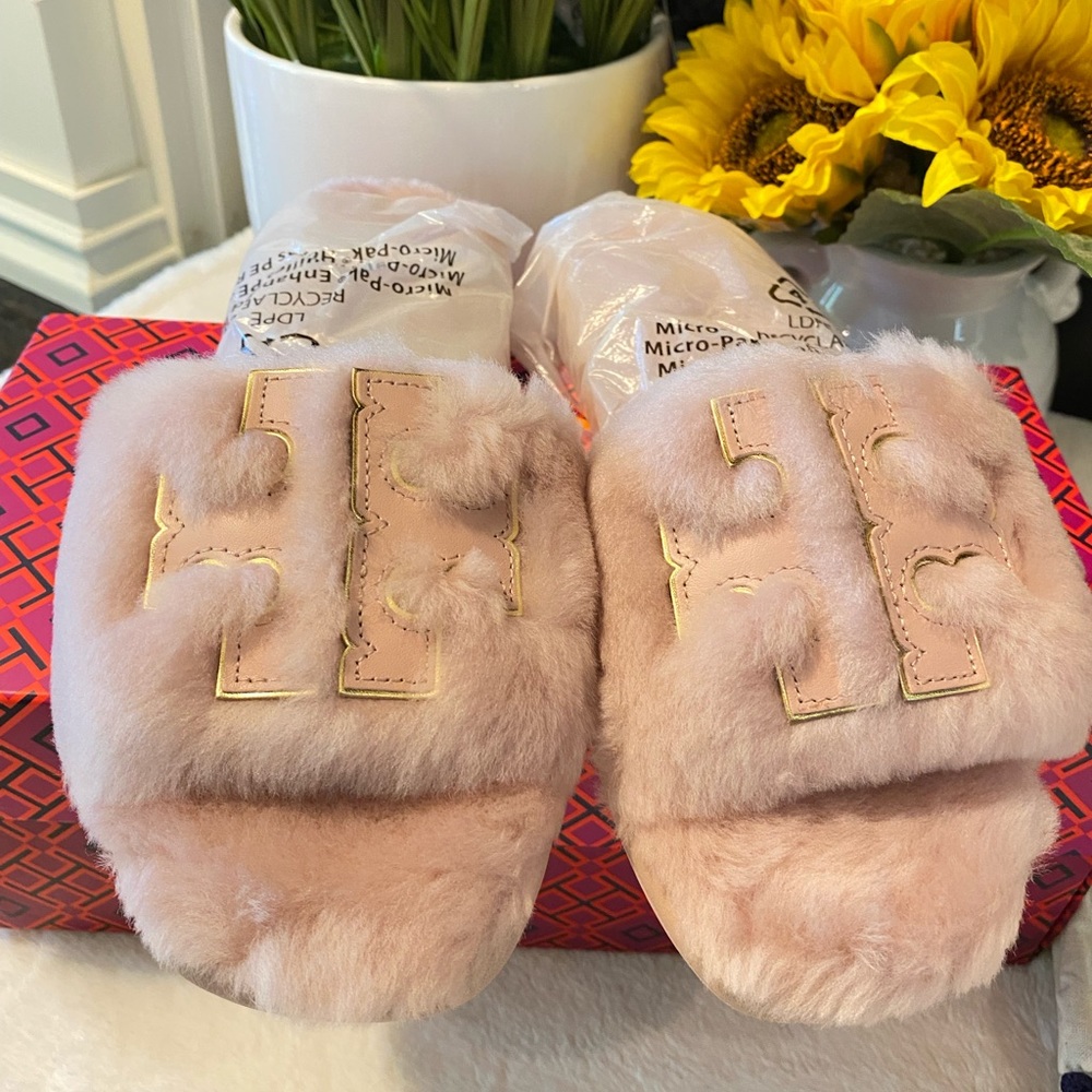 🔥 SALE 🔥 TORY BURCH Woman’s Double-T Fluffy Slippers - Picture 4 of 9